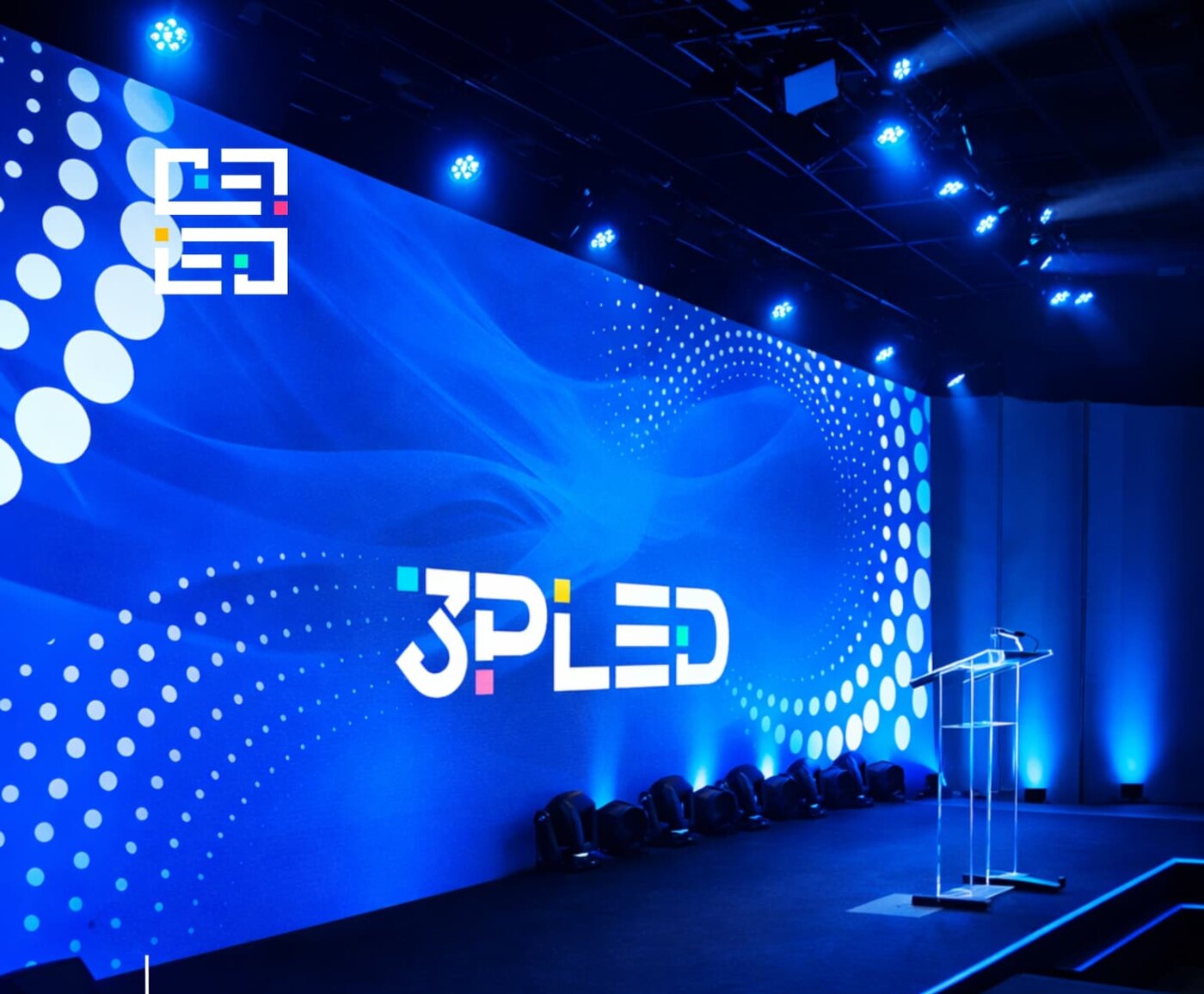 Videowall de LED exibindo painéis de dados em uma sala de comando corporativa