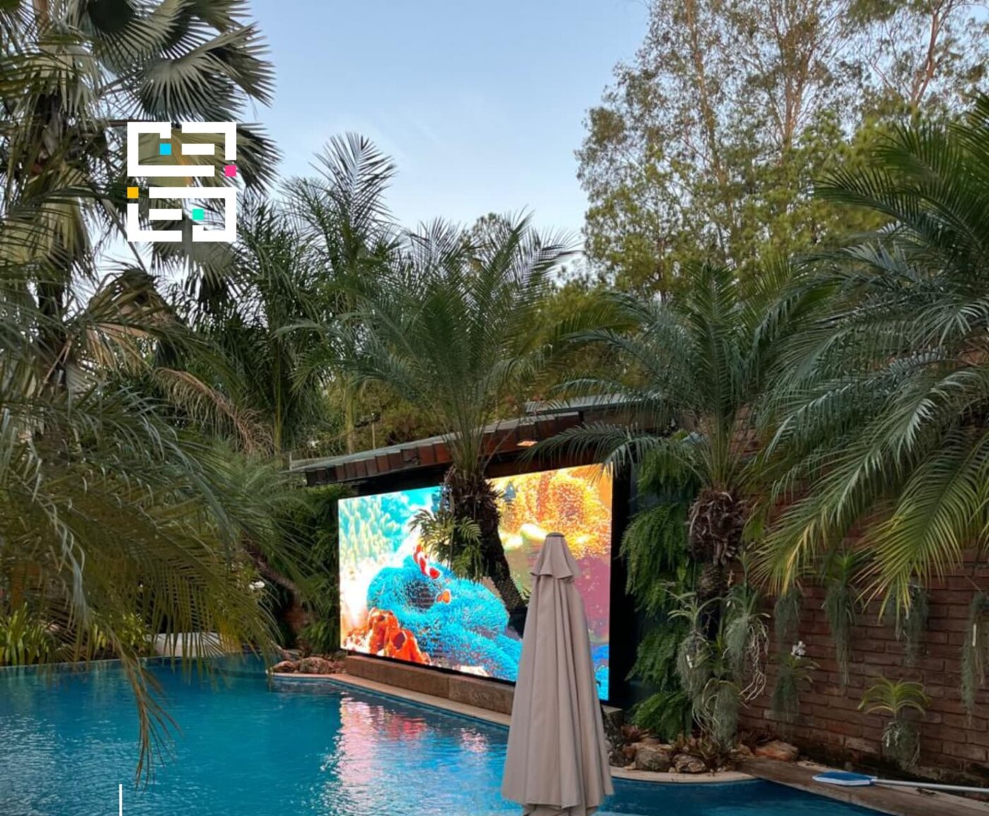 Painel de LED instalado em área de piscina de residência de alto padrão