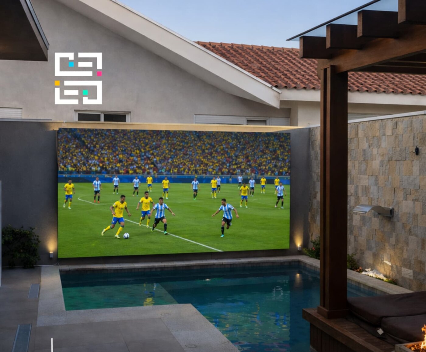 Painel de LED instalado em parede próxima à piscina de uma residência de alto padrão